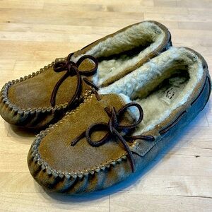 Uggs women’s 9 slippers